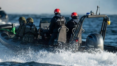 Zahlreiche Einsatzkräfte suchten nach der vermissten Frau auf dem Bodensee. (Symbolbild) (Foto: Silas Stein/dpa)