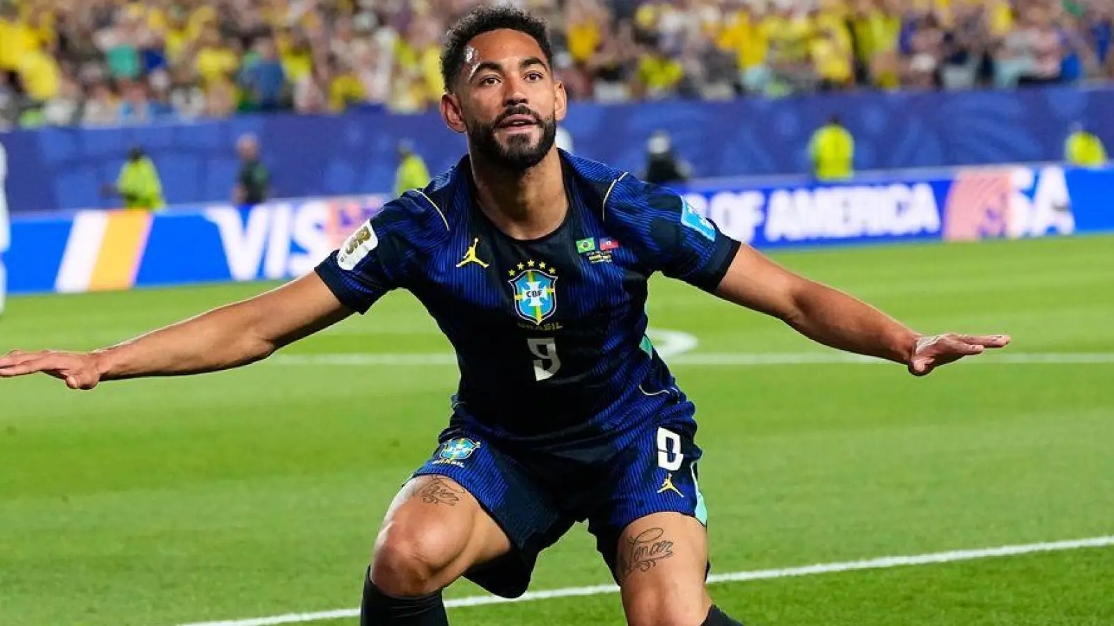 Brasiliens Matheus Cunha (M.) traf doppelt und jubelte im Surfer-Stil. (Foto: Petr David Josek/AP/dpa)