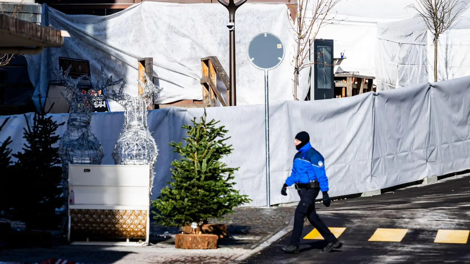 Die betroffene Bar ist wegen der Ermittlungen abgesperrt.  (Foto: Jean-Christophe Bott/KEYSTONE/dpa)