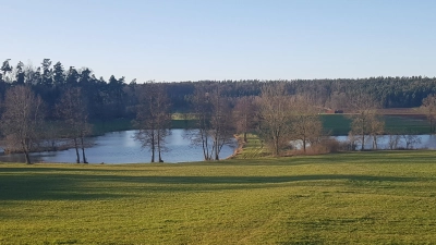 Die Fischweiher unterhalb von Herriedens Stadtteil Birkach: Hier führen die beiden Wanderwege namens „Panoramatour Birkach“ und „Rundweg Birkach-Elbersroth“ vorbei. (Foto: Peter Zumach)