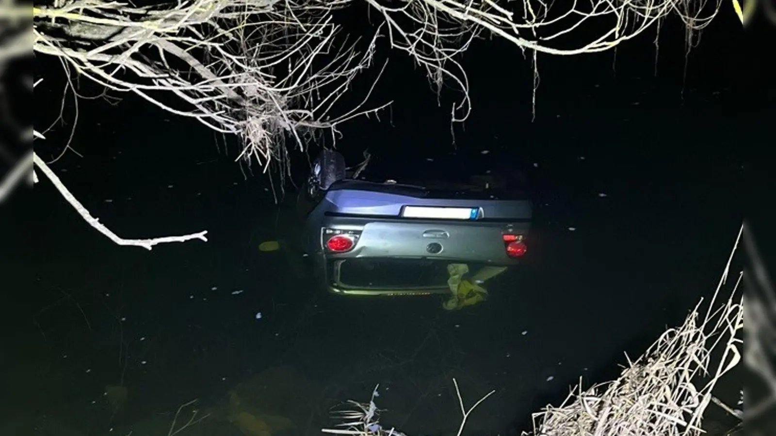 Die vier jungen Menschen kamen leicht verletzt ins Krankenhaus.  (Foto: ---/ Polizei Lichtenfels/dpa)