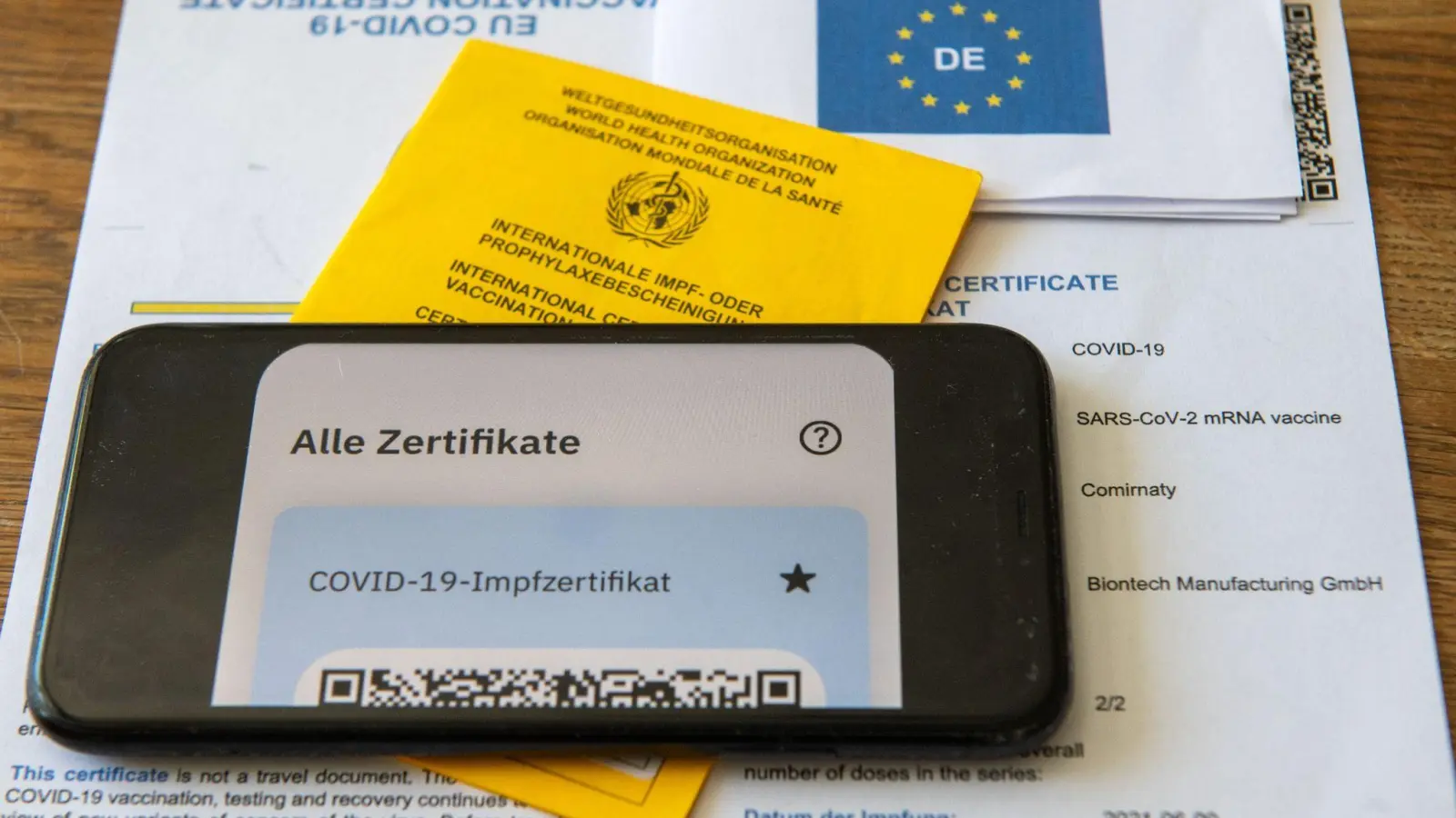 Den gelben Impfpass soll es bald auch digital geben. (Foto: Stefan Puchner/dpa)