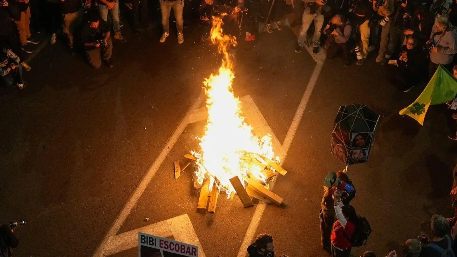 Angehörige und Unterstützer der israelischen Geiseln, die im Gazastreifen von der Hamas festgehalten werden, blockieren in Tel Aviv eine Straße und fordern ihre Freilassung. (Foto: Ohad Zwigenberg/AP/dpa)