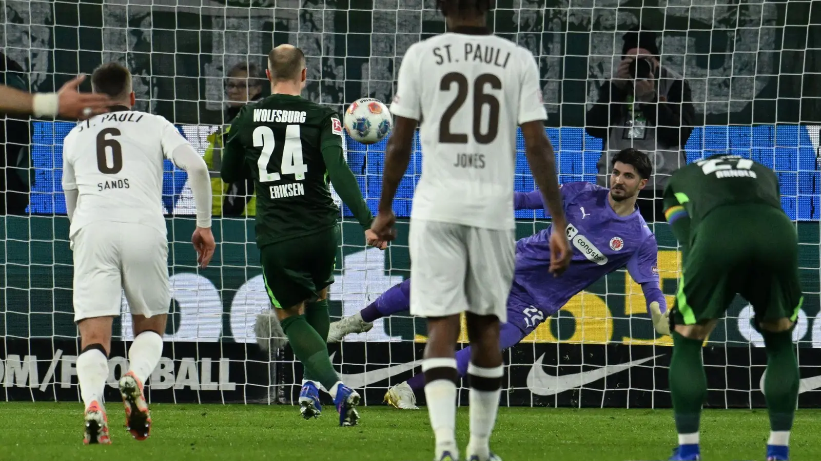 Tor-Debüt: Christian Eriksen schießt per Handelfmeter seinen ersten Bundesliga-Treffer für den VfL Wolfsburg. (Foto: Swen Pförtner/dpa)