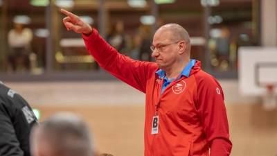 Rothenburgs Trainer Valentin Akushka konnte in Ismaning lange ganz zufrieden sein, in den letzten zehn Minuten war sein Team aber völlig von der Rolle. (Foto: Markus Zahn)