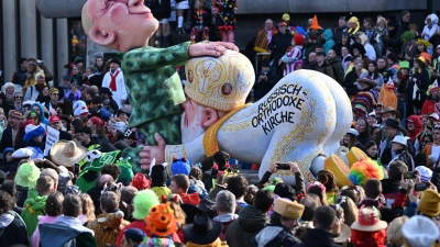 Besonders ein zwischen Kremlchef Wladimir Putin und Patriarch Kirill als Karikatur dargestellter Oralverkehr ist Gegenstand des umstrittenen Gerichtsverfahrens gegen den Karnevalisten Jacques Tilly. (Archivbild) (Foto: Federico Gambarini/dpa)