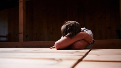 Der Studie zufolge fühlen sich mindestens einmal pro Woche mehr als die Hälfte der Kinder erschöpft (Symbolbild). (Foto: Annette Riedl/dpa)