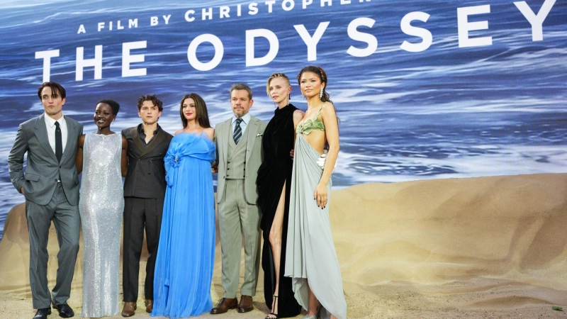 Robert Pattinson (links nach rechts), Lupita Nyong'o, Tom Holland, Anne Hathaway, Matt Damon, Charlize Theron und Zendaya bei der Premiere des Films „The Odyssey“ (Die Odyssee) in London am 6. Juli. (Archivbild) (Foto: Scott A Garfitt/Invision/AP/dpa)
