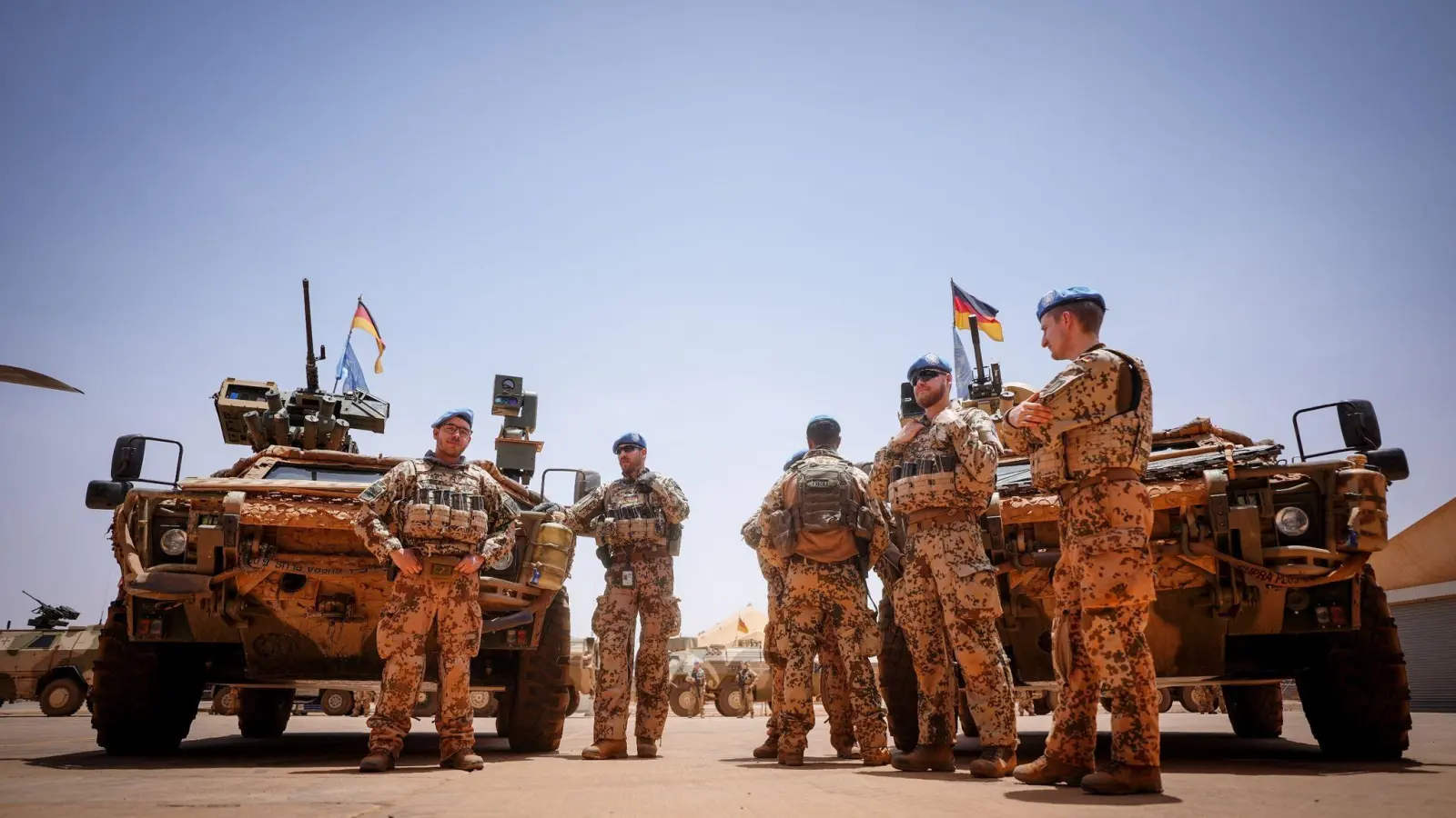 Bundeswehrsoldaten stehen in Gao in Mali im Feldlager Camp Castor an ihren Fahrzeugen. (Foto: Kay Nietfeld/dpa)