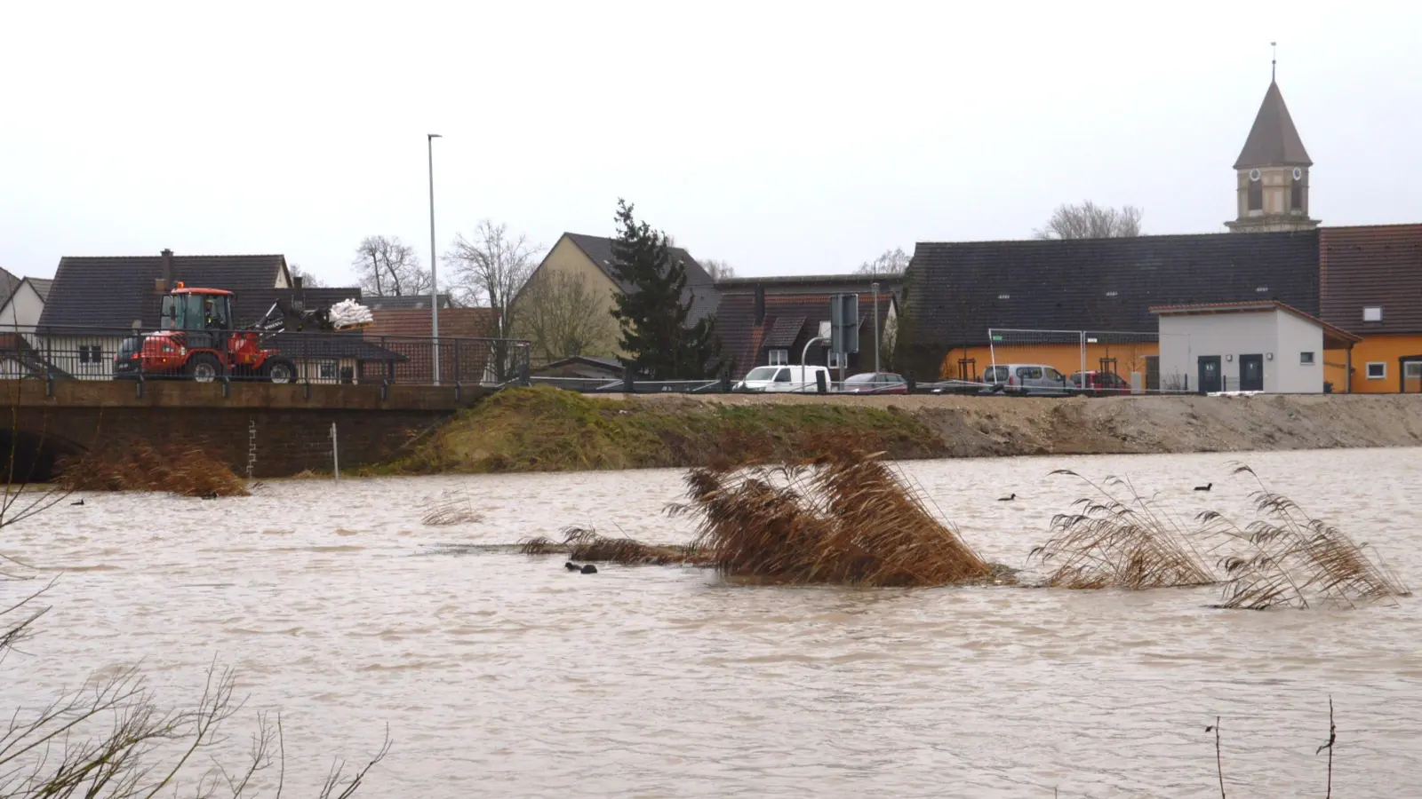 Eine brenzlige Situation zeigte sich am Samstag in Wittelshofen im südlichen Landkreis Ansbach. Hier waren Sandsäcke nötig. (Foto: Peter Tippl)