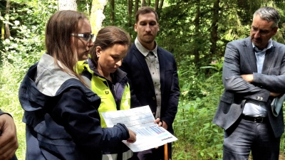 Dr. Ute Lauber (links) erklärt den Wasserfluss des Ellenbachs in den letzten Jahren. Auch vor der Grundwasserentnahme gab es rote Zahlen, die bedeuten, dass weniger als fünf Liter pro Sekunde fließen. (Foto: Cheyenne Buchmann)