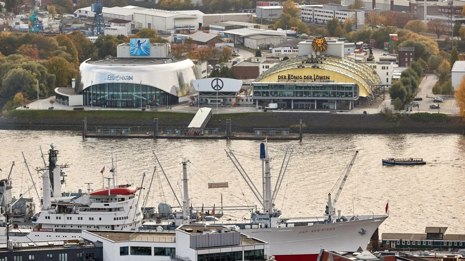 Blick auf die Stage-Musical-Theater „Die Eiskönigin“ (l) und „Der König der Löwen“ im Hamburger Hafen. (Foto: Georg Wendt/dpa)