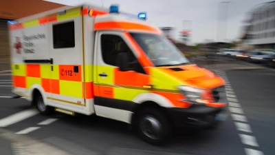 Der Rettungsdienst versuchte noch, den verunfallten Motorradfahrer vor Ort zu retten. (Symbolbild) (Foto: Nicolas Armer/dpa)