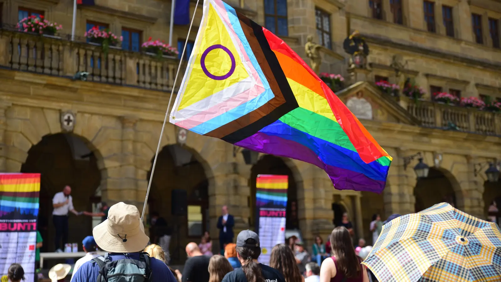 Bunte Flaggen, Transparente und Schilder waren im vergangenen Jahr bei der Kundgebung zu „Rothenburg ist bunt” auf dem Marktplatz zu sehen. (Archivbild: Irmeli Pohl)