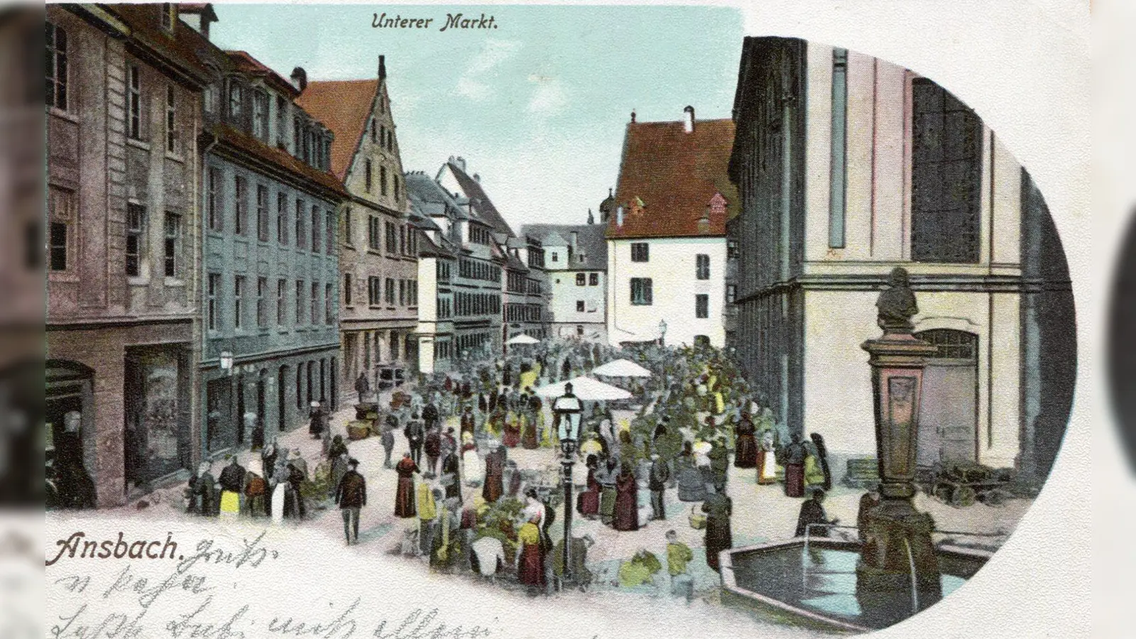 Diese historische Postkarte zeigt reges Treiben am Unteren Markt: Vor 100 Jahren findet hier auch die Ansbacher Messe viermal im Jahr statt, doch die Anwohner beschweren sich. Daher wird im Stadtrat über eine Verlegung der Messe auf die Promenade nachgedacht. (Repro: Sammlung Martin Schuster)