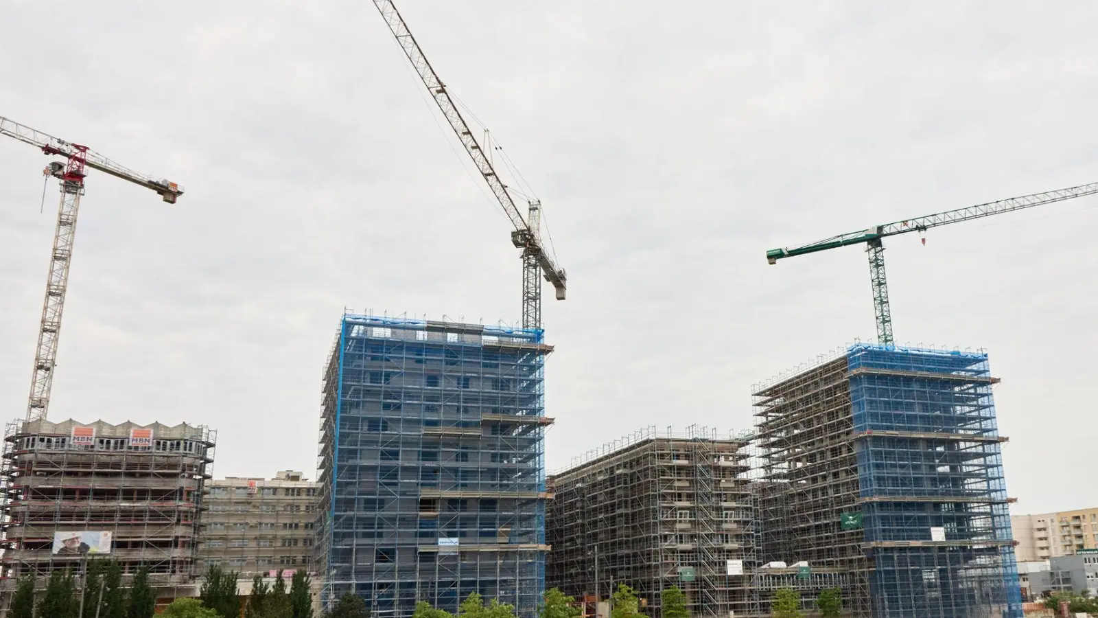Zu viele Normen machten das Bauen in Deutschland zu kompliziert und teuer, kritisieren zwei Bauforschungsinstitute. (Archivbild) (Foto: Georg Wendt/dpa)