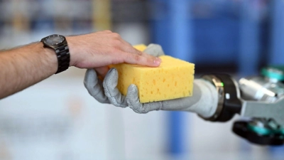 Zwischen Fortschritt und Verunsicherung: Der Einsatz neuer Technologien verändert klassische Jobprofile. (Foto: Uli Deck/dpa)