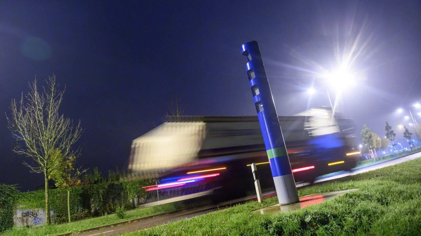 Zum 1. Dezember steigt die Lastwagenmaut auf deutschen Fernstraßen. (Foto: Klaus-Dietmar Gabbert/dpa)