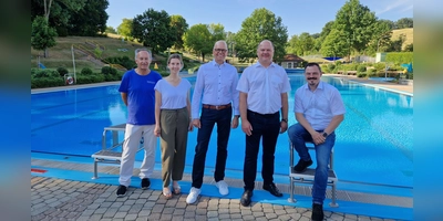 Wollen das Lichtenauer Freibad gemeinsam erhalten (von links): Fördervereinsvorsitzender Rainer Ströbel, Sandra Höchsmann (Firma Moezer), Werner Frieß (Sparkassenstiftung) sowie die beiden Bürgermeister Bernd Meyer (Sachsen) und Markus Nehmer (Lichtenau). (Foto: Andrea Walke)