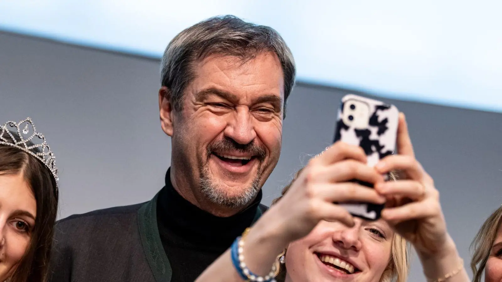 Ein Selfie hier, ein Selfie da: Für CSU-Chef Markus Söder sind Posts in sozialen Netzwerken mehr als Unterhaltung. (Archivbild)  (Foto: Fabian Sommer/dpa)