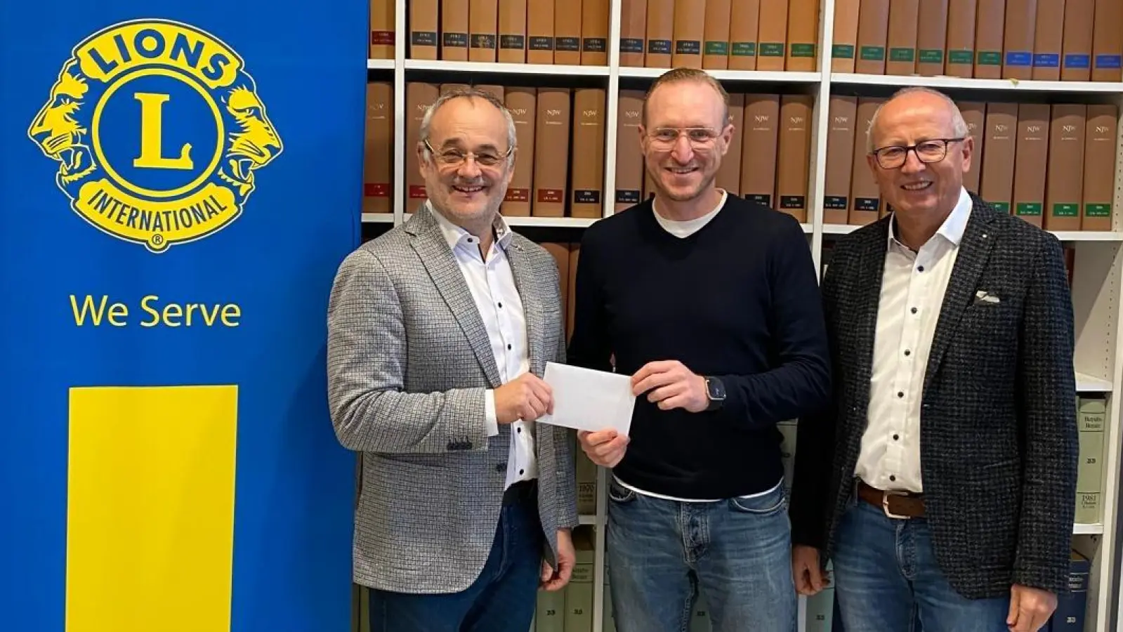 Der Lions Club Ansbach überreichte 10.000 Euro ans Blaue Kreuz (von links): Sebastian Gramsamer (Vorsitzender Lions Hilfswerk Ansbach), Timotheus Hübner (Blaues Kreuz) und Hermann Meckler (Schatzmeister Hilfswerk). (Foto: Lions Club Ansbach/Stefanie Johnson)