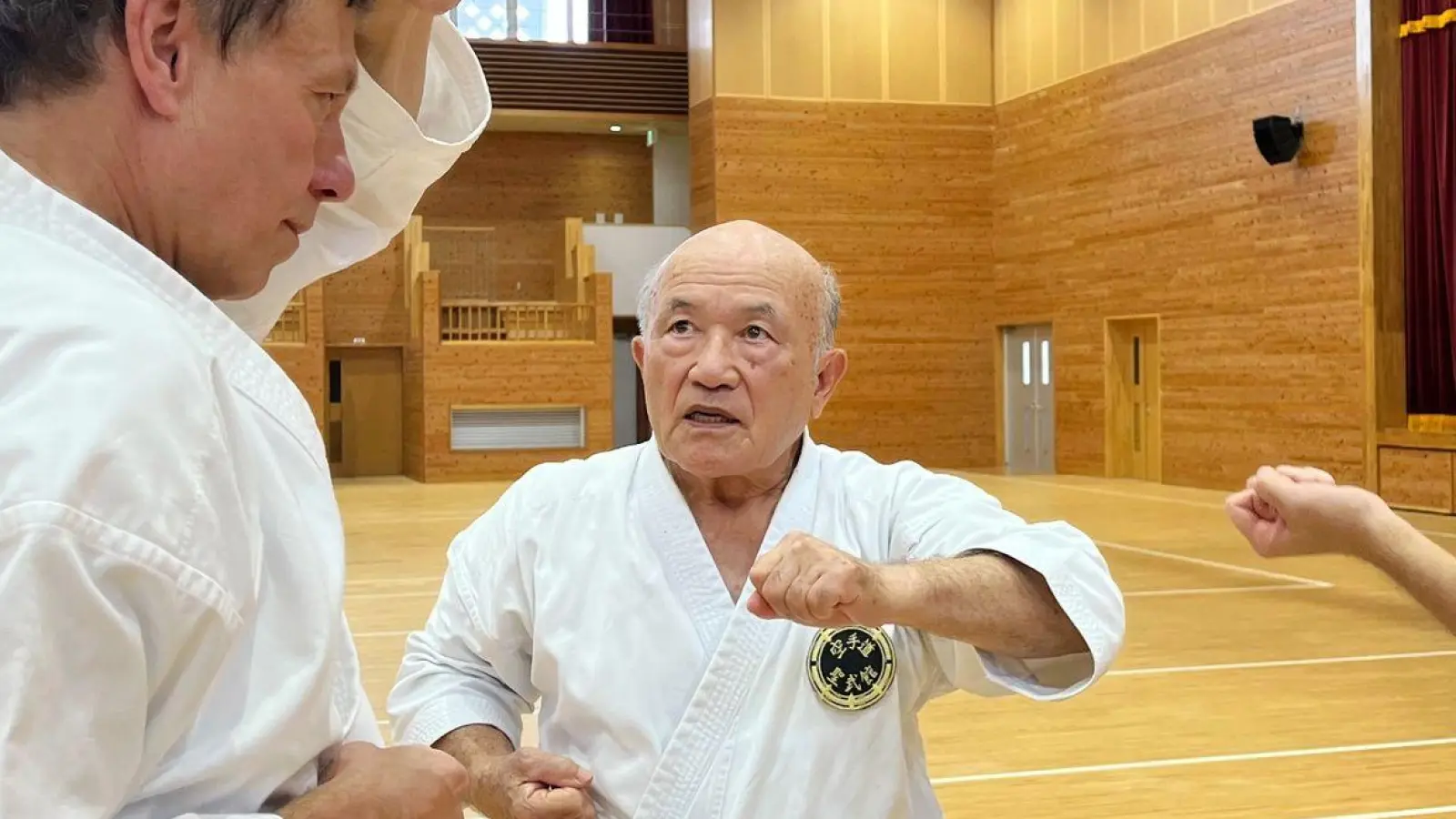 Noch nicht ganz kampfbereit: Unser Autor versucht sich in Okinawa in Karate. (Foto: Andreas Drouve/dpa-tmn/dpa)