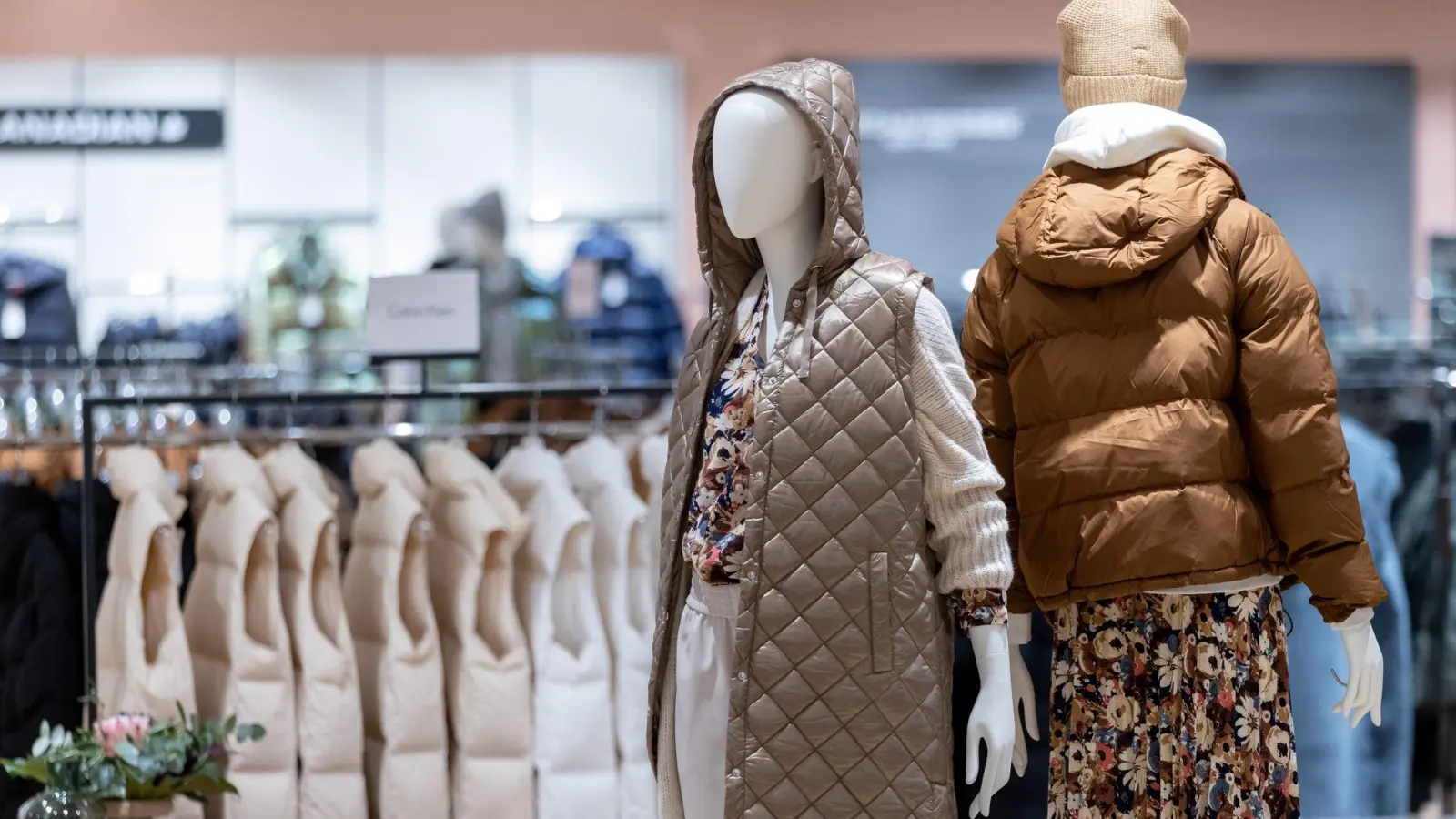 Nur 27 Prozent wären bereit, etwa für gute Beratung in Mode-, Schuh- oder anderen Geschäften, ein Trinkgeld zu geben. (Archivbild) (Foto: Daniel Karmann/dpa)