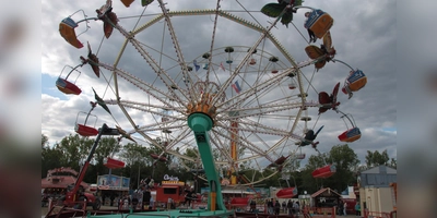 Auf dem neuen Festplatz am Messegelände ist deutlich mehr Platz für Fahrgeschäfte. Weil das Fest zehn Tage dauert, ist das für die Schausteller lukrativer. Denn der Aufwand für Auf- und Abbau bleibt immer gleich. (Foto: Robert Maurer)