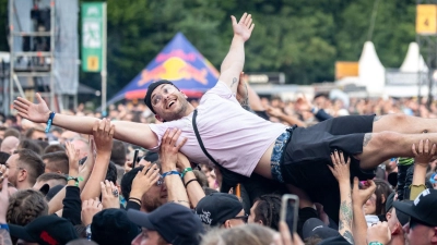 Schon am Donnerstag konnten sich die Musikfans bei Partys auf dem Festivalgelände aufwärmen. (Symbolbild) (Foto: Daniel Karmann/dpa)