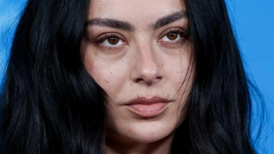 Charli xcx hat ihre Stimme verloren. (Archivbild) (Foto: Soeren Stache/dpa)