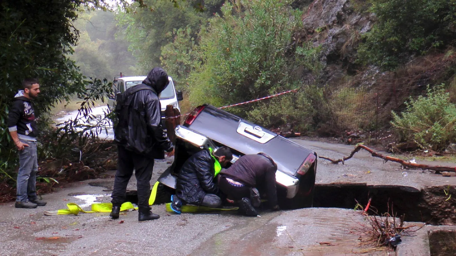 Auf Kreta führen Unwetter zu Überschwemmungen und Straßenschäden. (Foto: InTime News/AP/dpa)