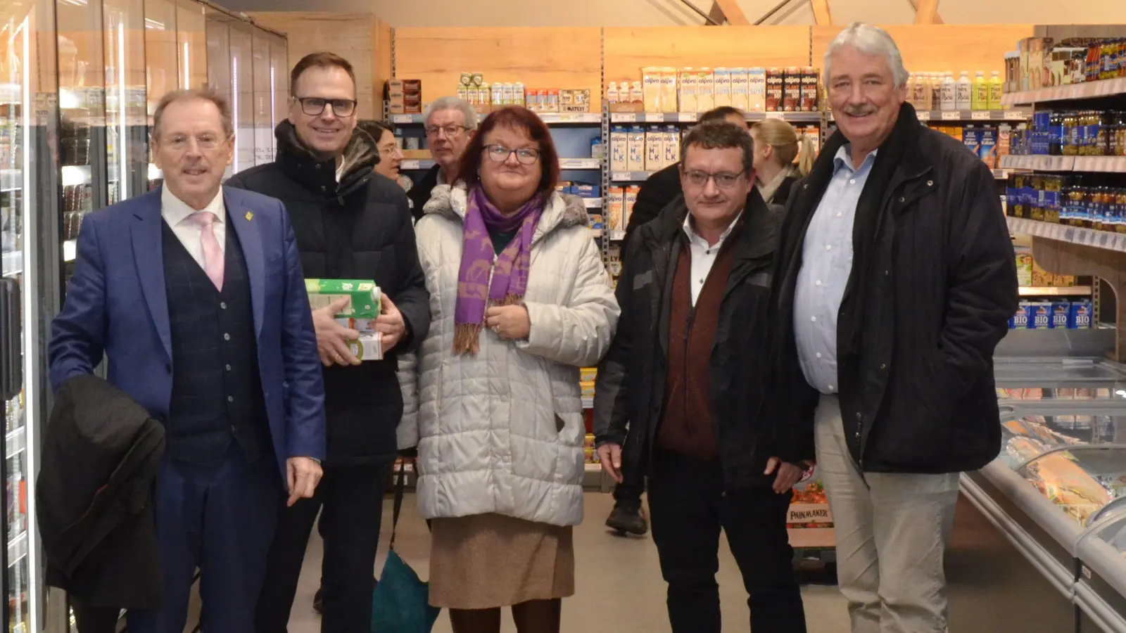 Landrat Dr. Christian von Dobschütz besuchte die Gemeinde Trautskirchen und besichtigte unter anderem den kommunalen „Zenntralmarkt“. Beim Rundgang (von links): Der stellvertretende Landrat Hans Herold, Landrat Dr. Christian von Dobschütz, die stellvertretende Landrätin Ruth Halbritter, der Trautskirchener Bürgermeister Werner Wirth und der stellvertretende Landrat Reinhard Streng. (Foto: Yvonne Neckermann)