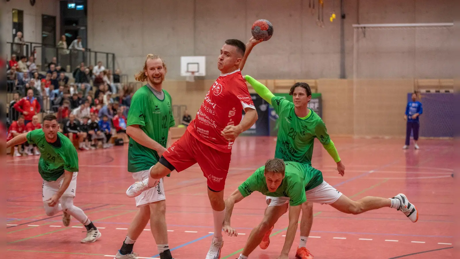 Nikola Stojanov (mit Ball, hier im Heimspiel gegen Waldbüttelbrunn) erzielte sieben Tore für den TSV. (Foto: Markus Zahn)