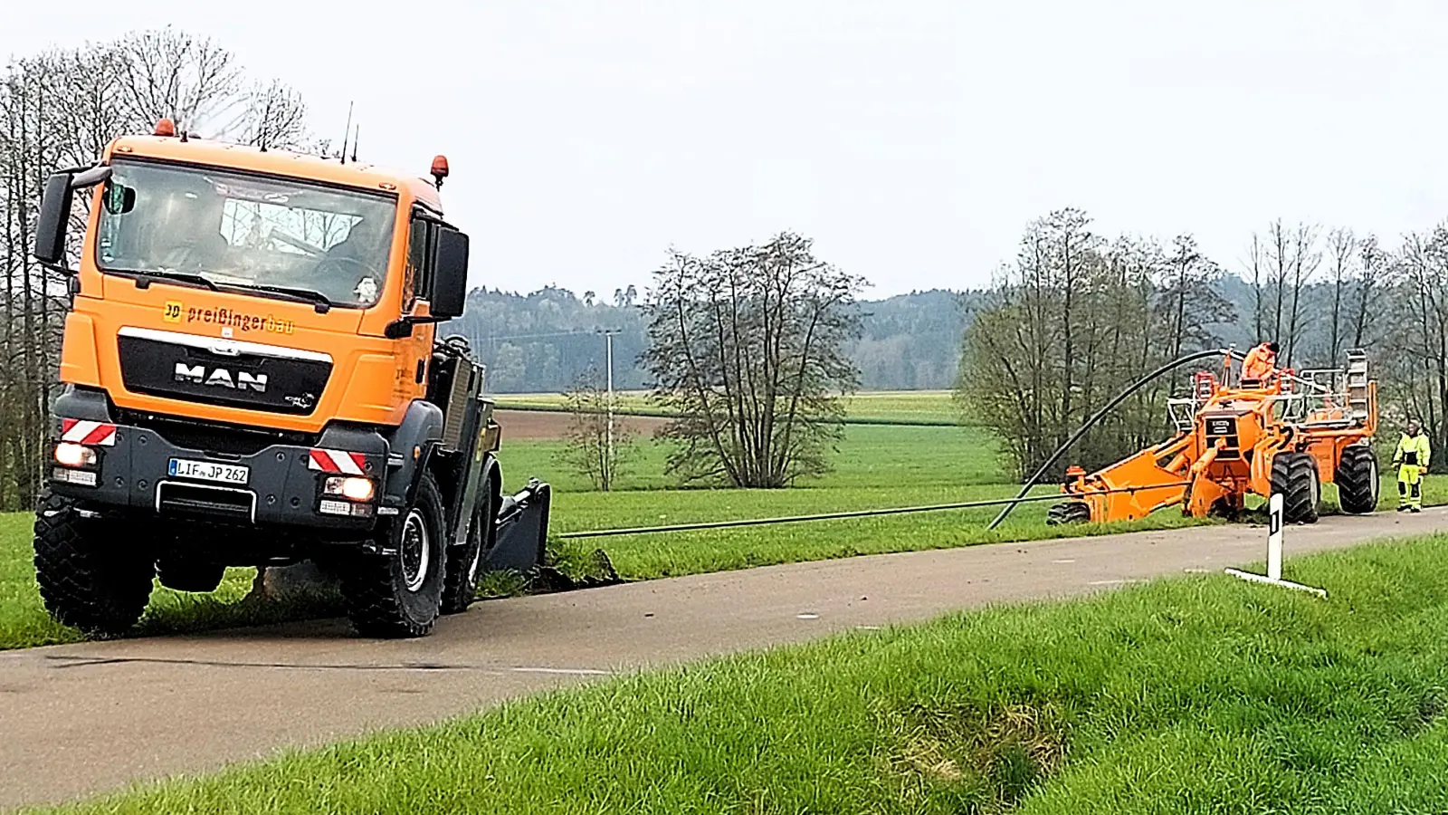 Die Gemeinschaftskläranlage verursacht im laufenden Haushaltsjahr einen hohen Investitionsaufwand. Hier wird per Kabelpflug das Gelände für die Druckleitung in die Kläranlage vorbereitet. (Foto: Karl-Heinz Gisbertz)