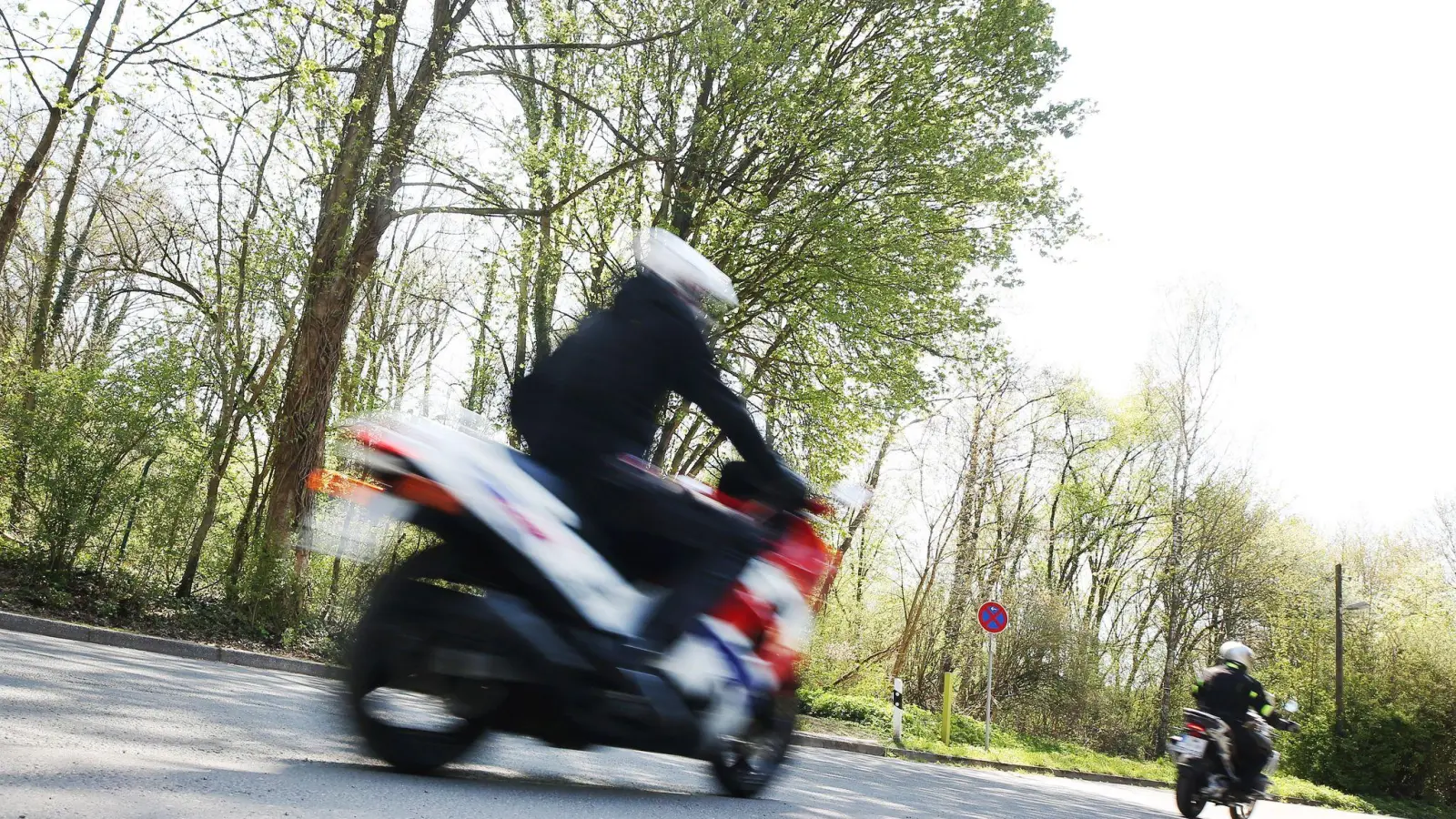 Ein 17-jähriger Motorradfahrer ist im Landkreis Dachau gestürzt und dabei lebensgefährlich verletzt worden. Er kam in ein Krankenhaus.(Symbolbild) (Foto: Roland Weihrauch/dpa)