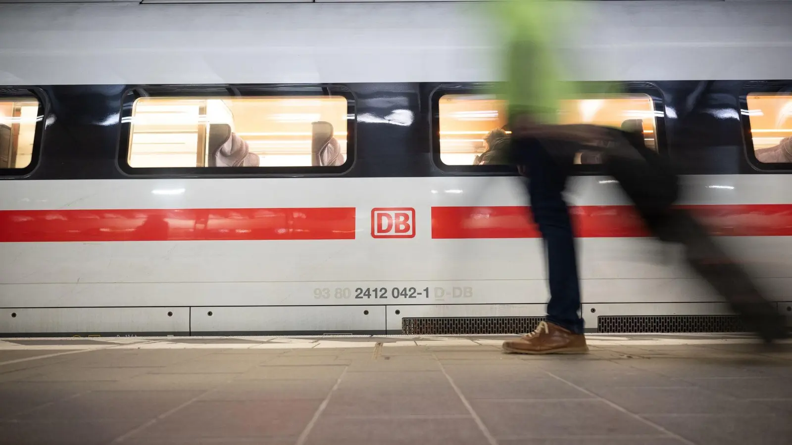 Nach der Ablehnung des Angebots durch die EVG bereitet sich die Bahn vorsorglich auf Warnstreiks vor. (Foto: Sebastian Gollnow/dpa)