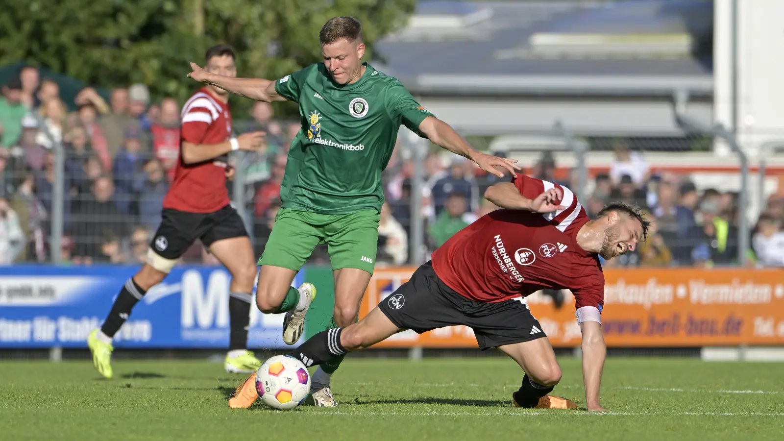 Setzt sich durch, auch gegen Profis: Riko Manz (links) im Testspiel gegen den 1. FC Nürnberg (rechts Lukas Schleimer). (Foto: Martin Rügner)