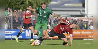 Setzt sich durch, auch gegen Profis: Riko Manz (links) im Testspiel gegen den 1. FC Nürnberg (rechts Lukas Schleimer). (Foto: Martin Rügner)