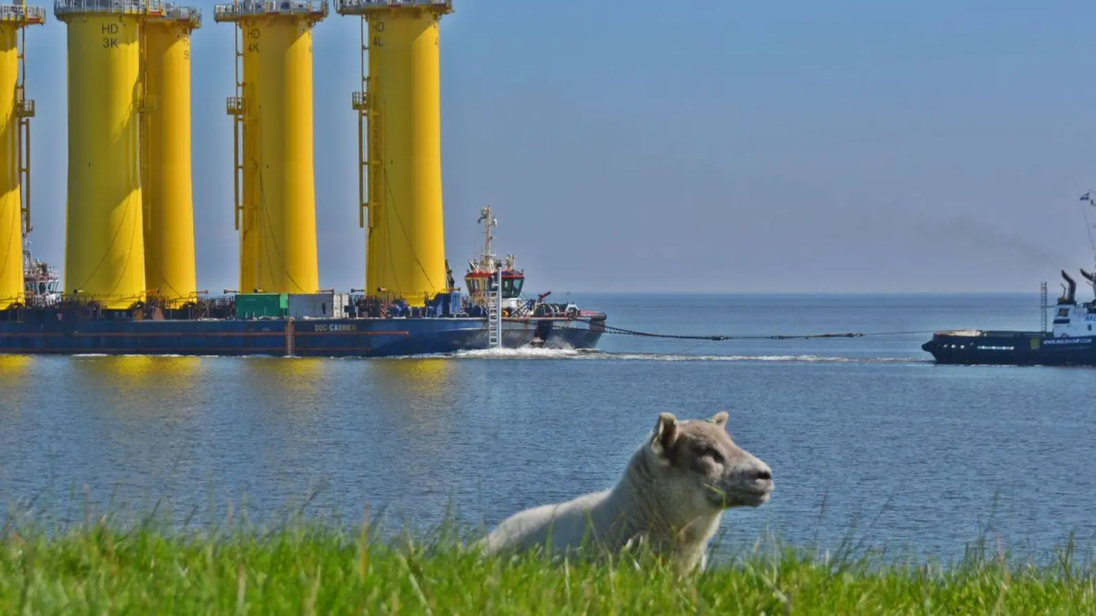 Die sogenannten Transition Pieces für den Offshore-Windpark „He Dreiht“ werden bereits transportiert. (Foto: Magnus Reinke OIM/EnBW/dpa)