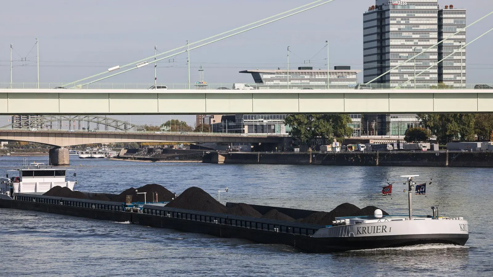 Binnenschiffe werden wegen der Transformation zur Klimaneutralität künftig weniger Kohle und Öl transportieren. (Foto: Oliver Berg/dpa)