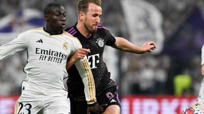 Harry Kane (M) von München in Aktion gegen Ferland Mendy von Madrid. (Foto: Peter Kneffel/dpa)