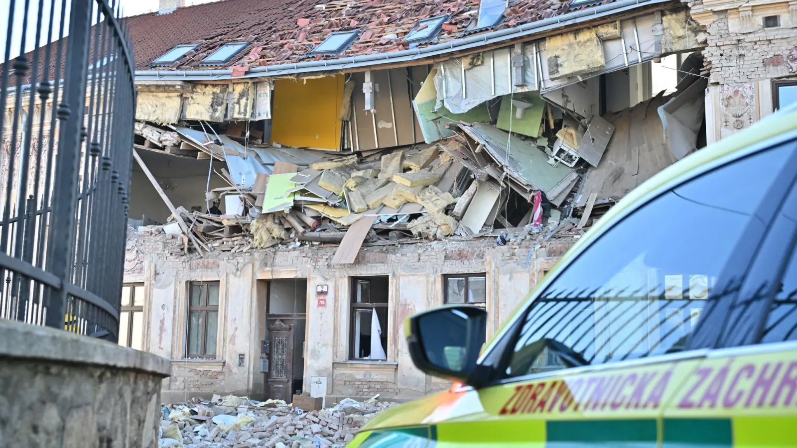 Eine Explosion hat ein Wohnhaus im tschechischen Znojmo verwüstet. (Foto: Pavlíèek Lubo/CTK/dpa)