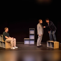 Eine Männerfreundschaft auf der Wettkampffläche (von links): Thomas Fritsche, Dirk Waanders und Andreas Peteratzinger in Yasmina Rezas „Kunst”. (Foto: Ludwig Olah)