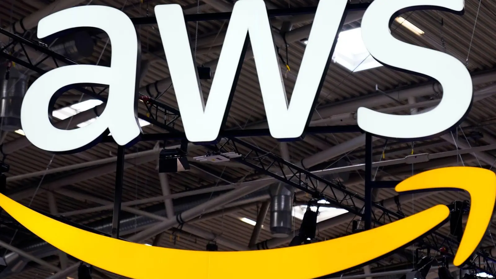 Amazons Cloud-Sparte AWS wächst schnell - braucht aber auch hunderte Milliarden Dollar für den Ausbau von Rechenzentren. (Archivbild) (Foto: Uwe Lein/dpa)