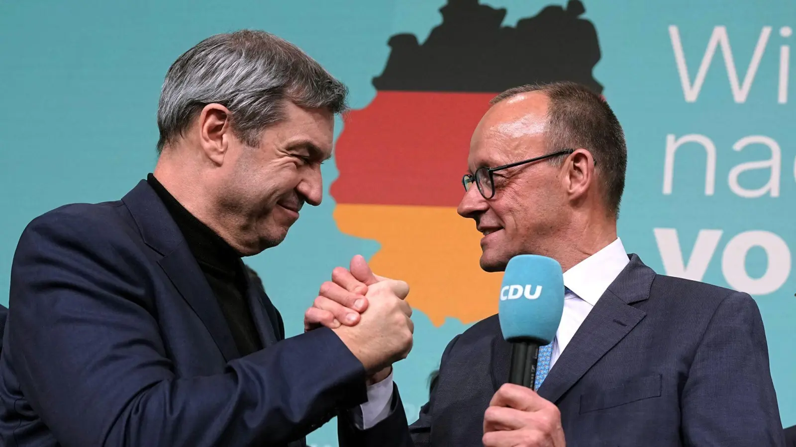 CSU-Chef Markus Söder und CDU-Chef Friedrich Merz in Feierlaune (Foto: Michael Kappeler/dpa)