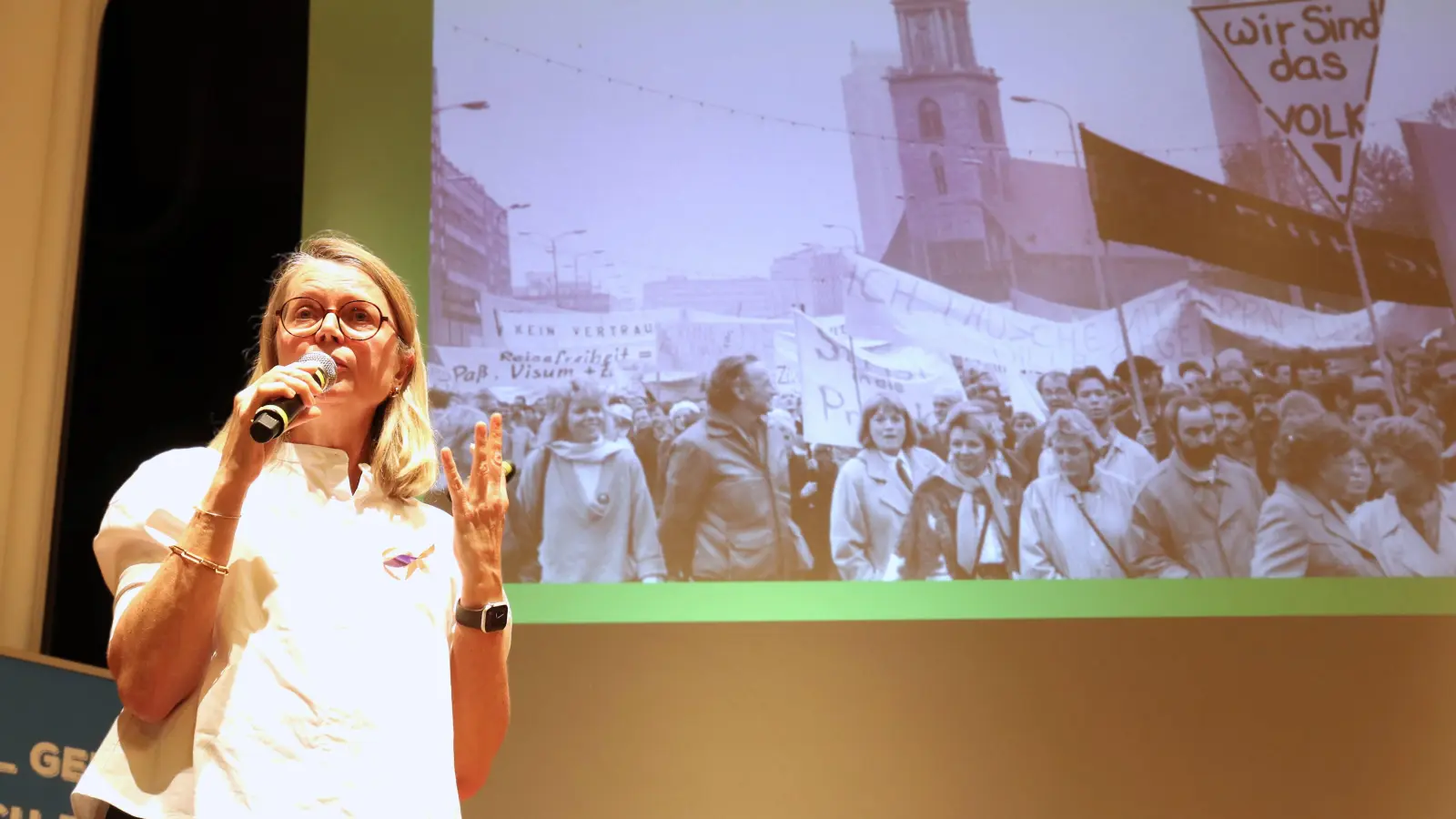 Claudia Bockholt, Chefredakteurin des Bayerischen Landwirtschaftlichen Wochenblatts, referierte beim Landfrauentag im Onoldiasaal. Sie rief dazu auf, miteinander im Gespräch zu bleiben. (Foto: Antonia Müller)