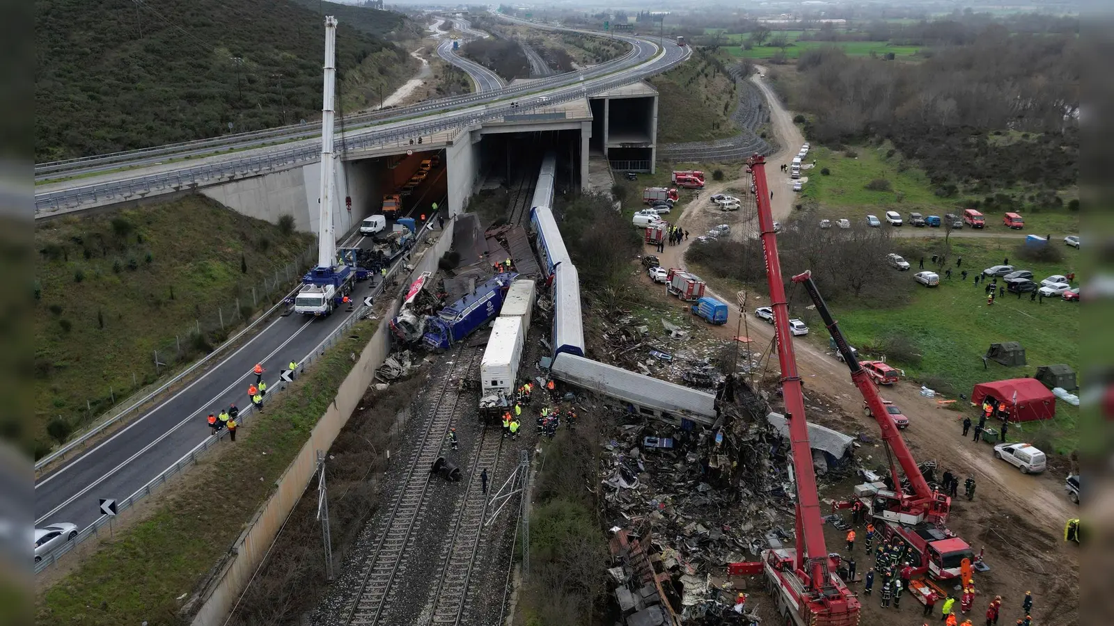 Beim Tempi-Zugunglück in Griechenland vor gut drei Jahren starben 57 Menschen. (Archivbild)  (Foto: Vaggelis Kousioras/AP/dpa)