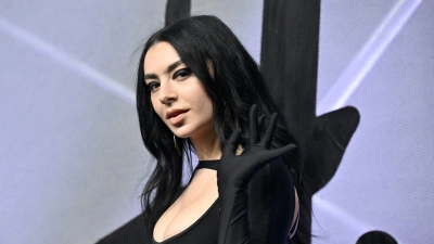 Machte den Begriff „brat“ mit ihrem Albumtitel groß: Charli XCX. (Archivbild) (Foto: Evan Agostini/Invision via AP/dpa)