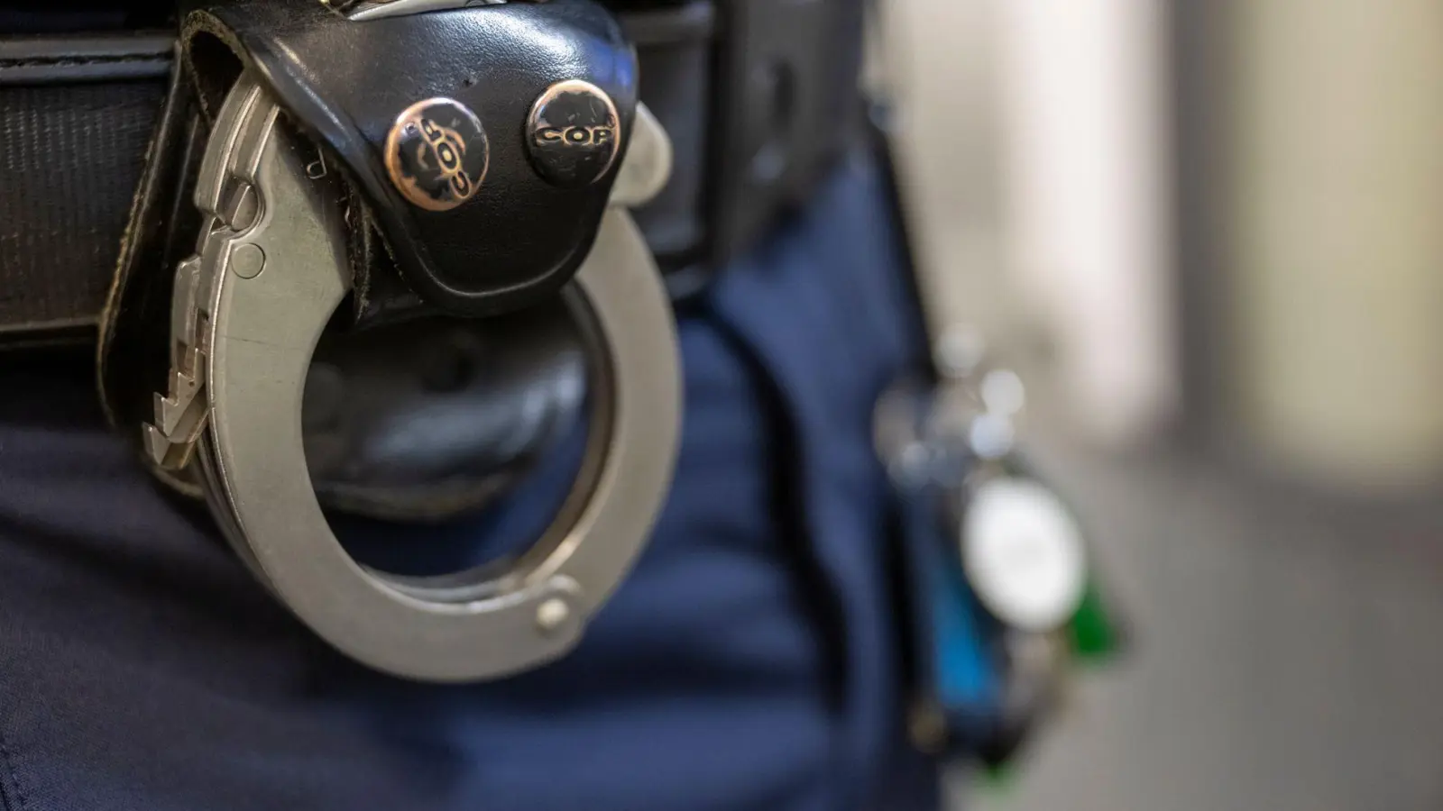 Nur mit mehreren Beamten gelang es Angaben der Polizei zufolge, dem Mann Handfesseln anzulegen. (Symbolbild) (Foto: Peter Kneffel/dpa)