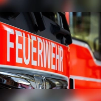  Die Löscharbeiten nach dem Kellerbrand dauerten am späten Abend noch an. (Symbolbild) (Foto: Soeren Stache/dpa)